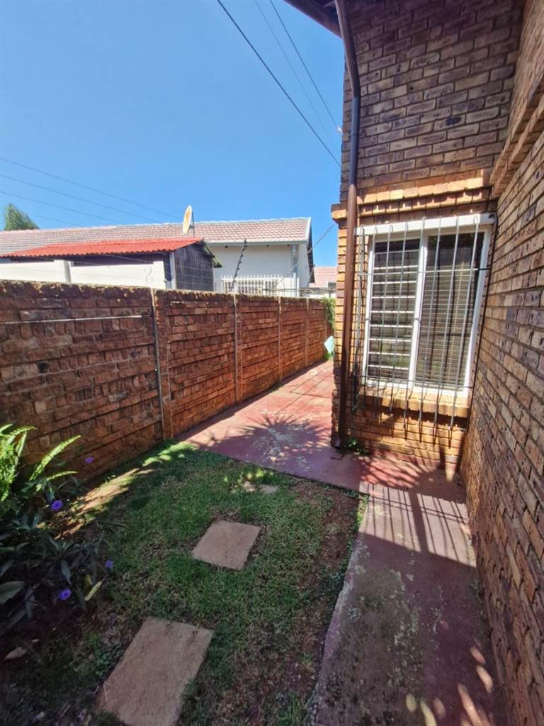 3 Bed Townhouse in Rooihuiskraal North photo number 21