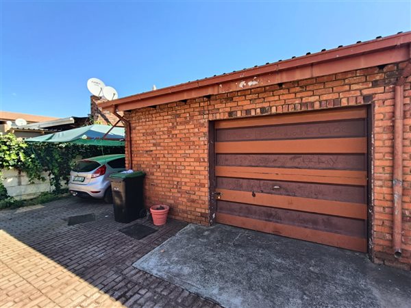 2 Bed Townhouse in Rustenburg Central