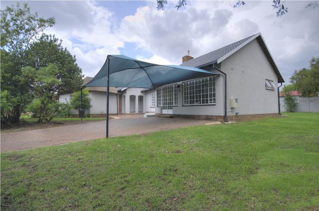 4 Bed House in Brackendowns photo number 14