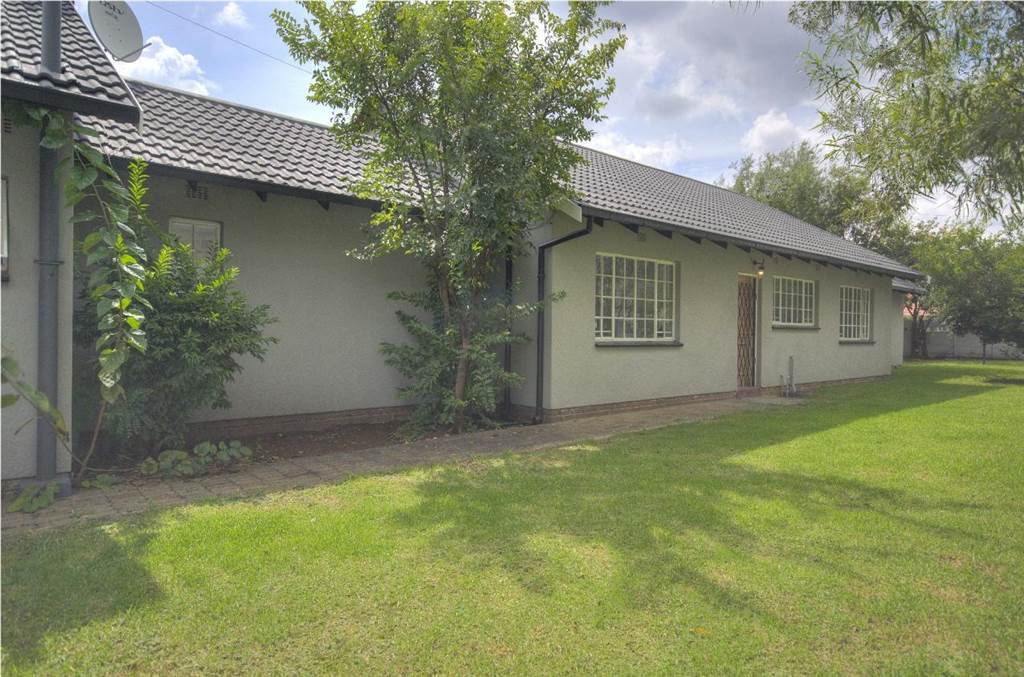 4 Bed House in Brackendowns photo number 17