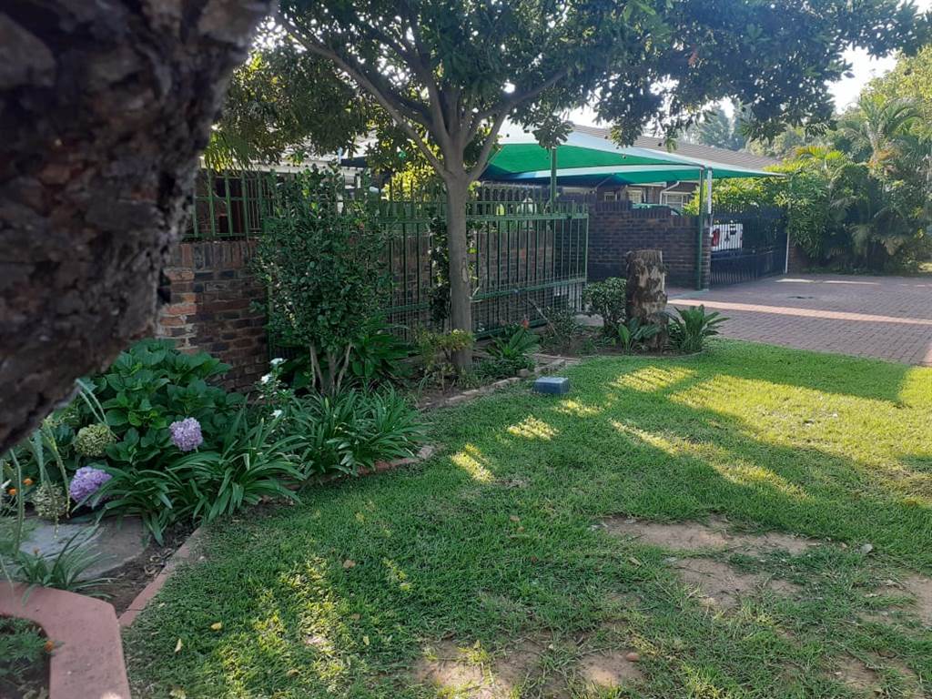 2 Bed Townhouse in Protea Park photo number 4