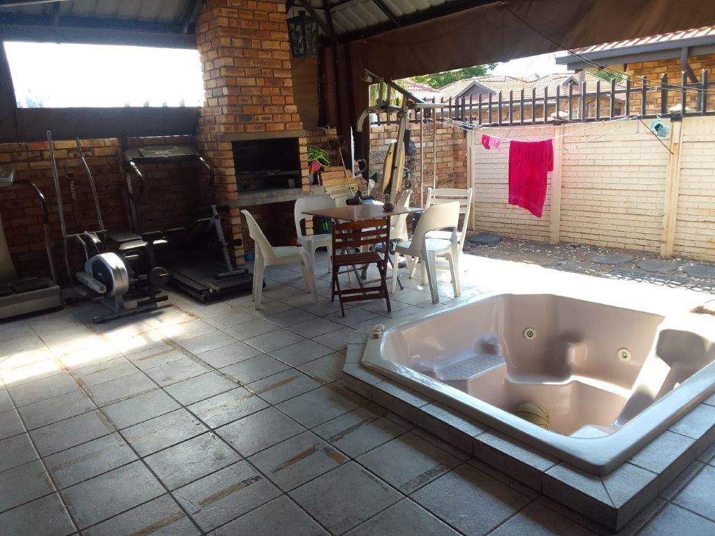 3 Bed Townhouse in Protea Park photo number 4
