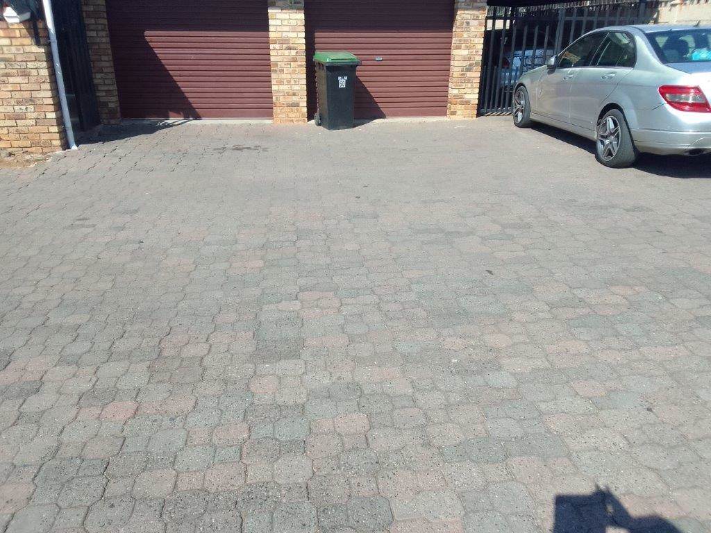 3 Bed Townhouse in Protea Park photo number 3