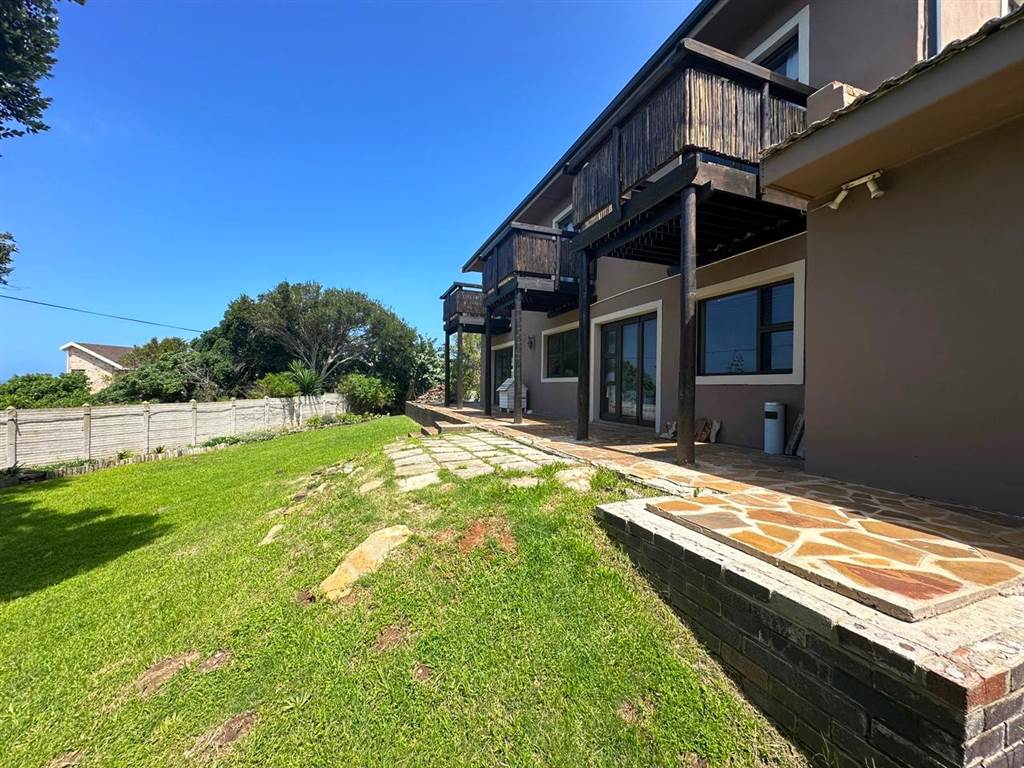 4 Bed House in Jeffreys Bay photo number 16