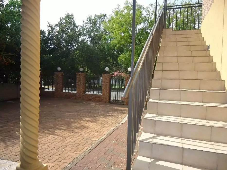 7 Bed House in Secunda photo number 3