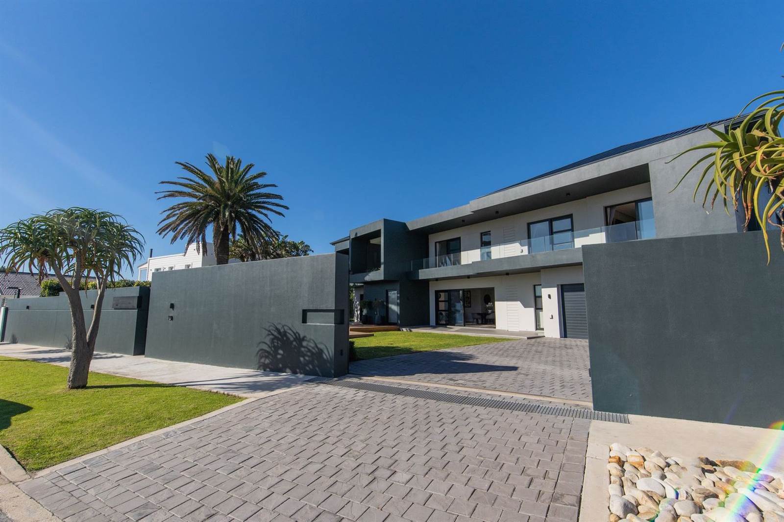 6 Bed House in Summerstrand photo number 5