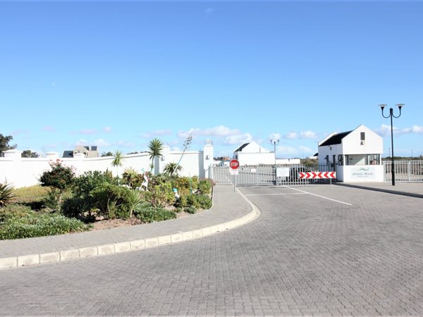 555 m² Land