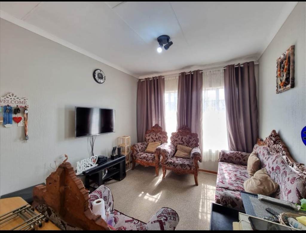 2 Bed Apartment in Bezuidenhout Valley photo number 5