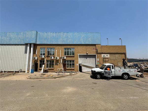 2 200  m² Industrial space