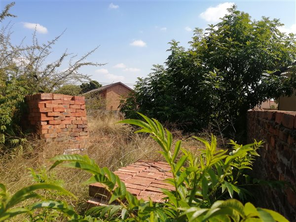 744 m² Land available in Flora Park