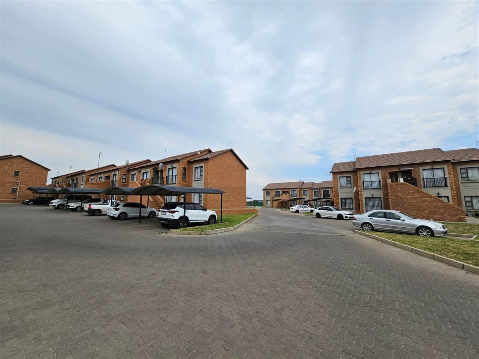 2 Bed Flat in Trichardt photo number 2