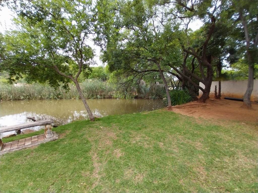 3 Bed Townhouse in Hartbeespoort Dam photo number 22