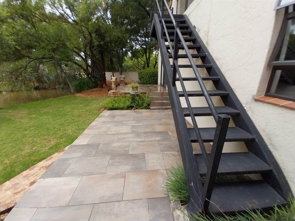 3 Bed Townhouse in Hartbeespoort Dam photo number 16