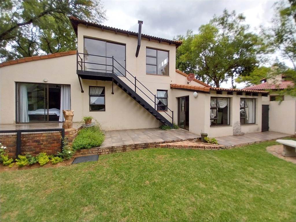 3 Bed Townhouse in Hartbeespoort Dam photo number 2