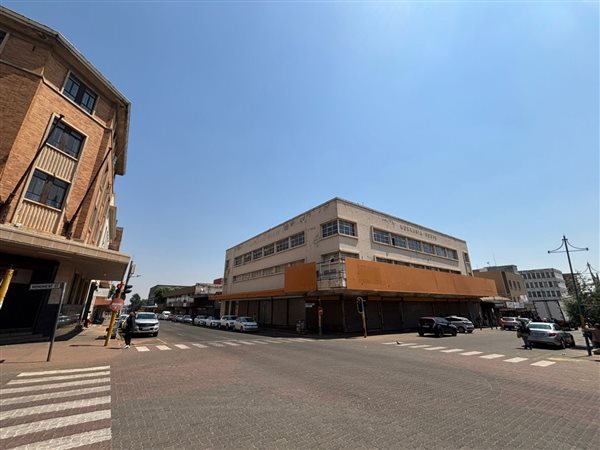 3 000  m² Commercial space