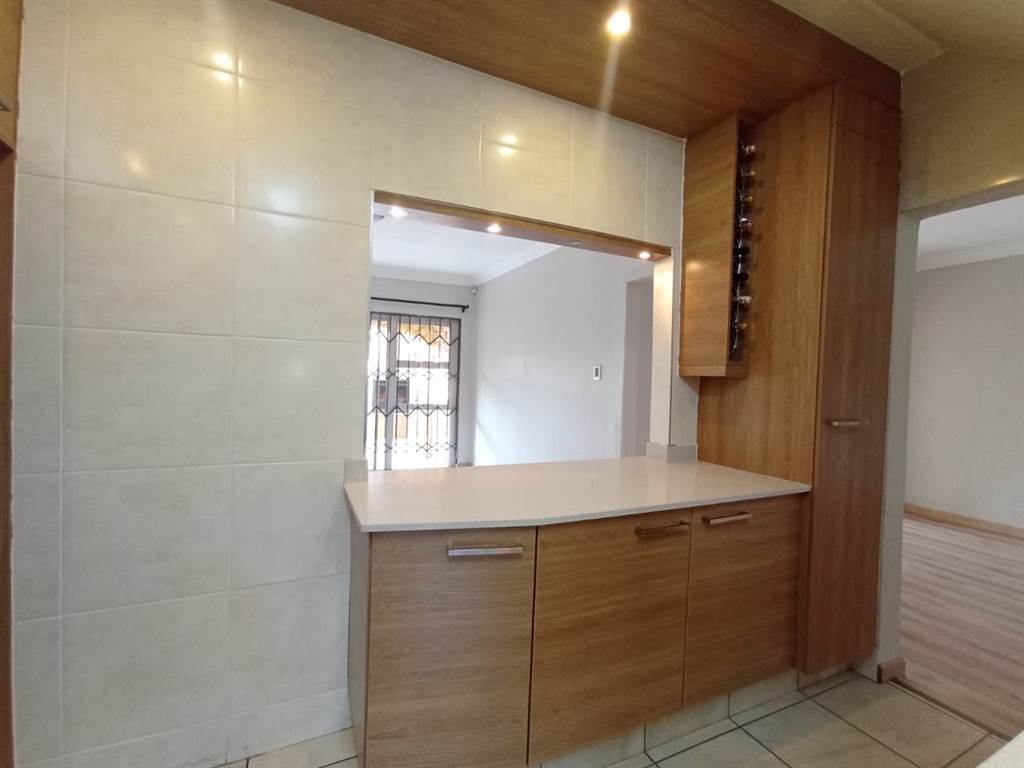 3 Bed Townhouse in Northcliff photo number 5