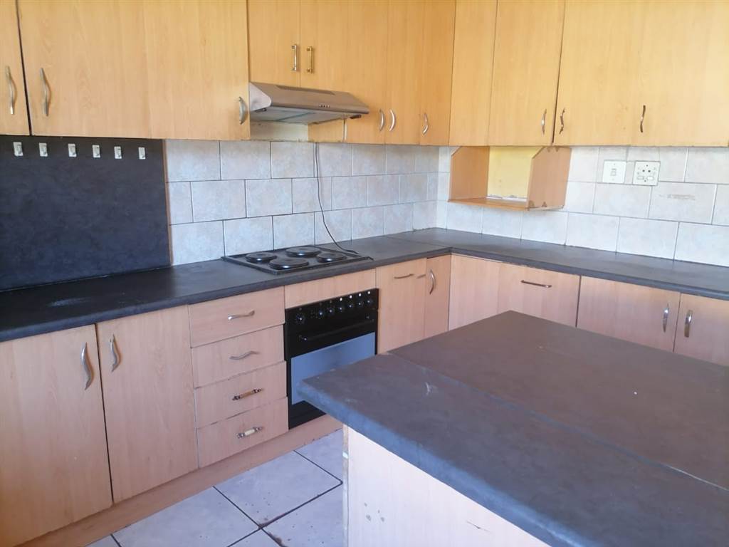 5 Bed House in Brakpan Central photo number 3