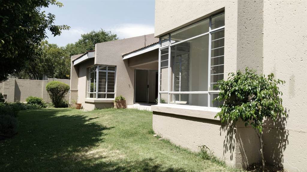 3 Bed House in Lonehill photo number 3