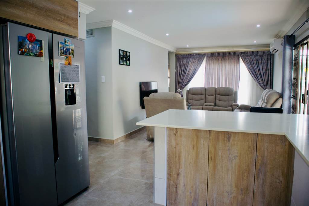 3 Bed House in Shallcross photo number 4