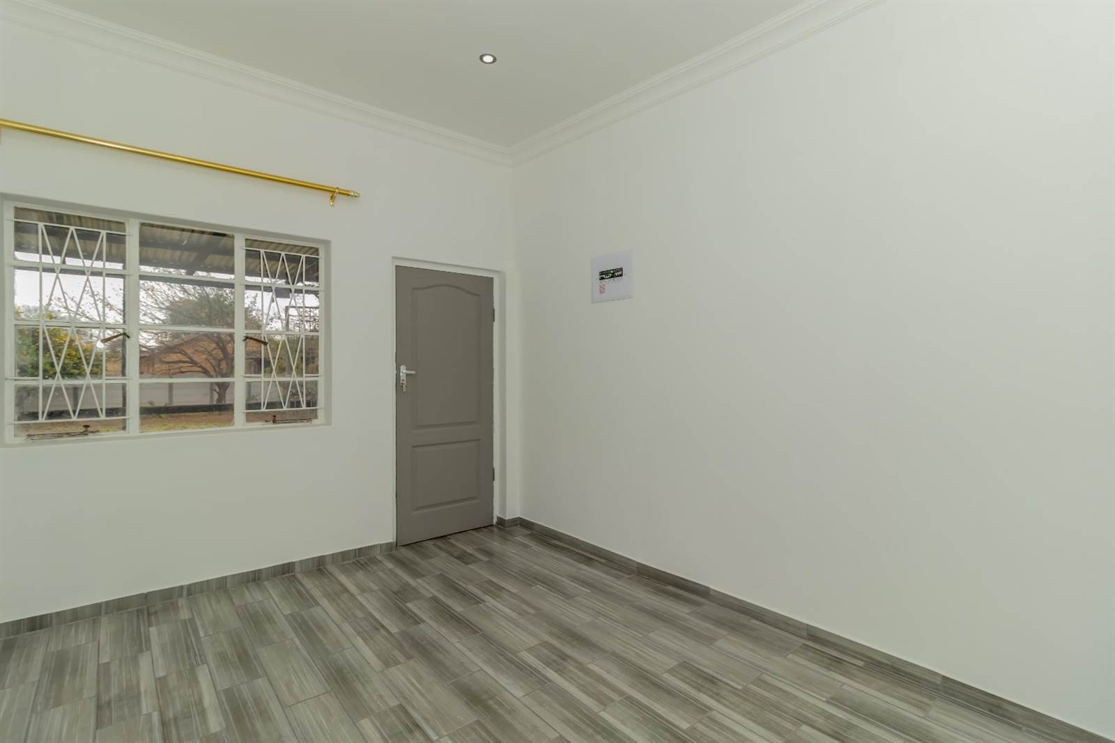 3 Bed Simplex in Selection Park photo number 13