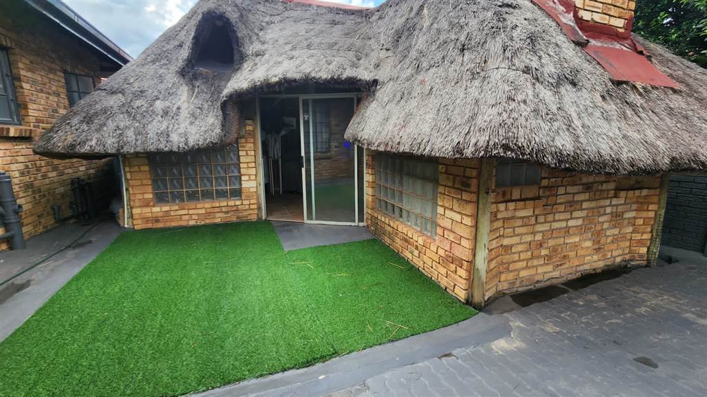 3 Bed Townhouse in Protea Park photo number 2