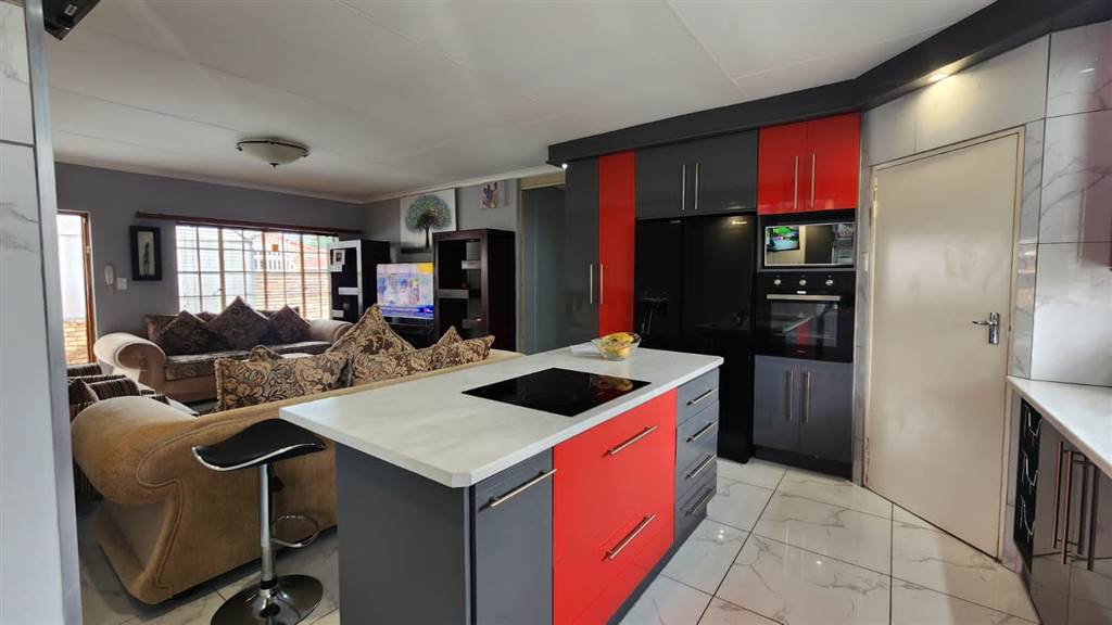 3 Bed Townhouse in Protea Park photo number 6