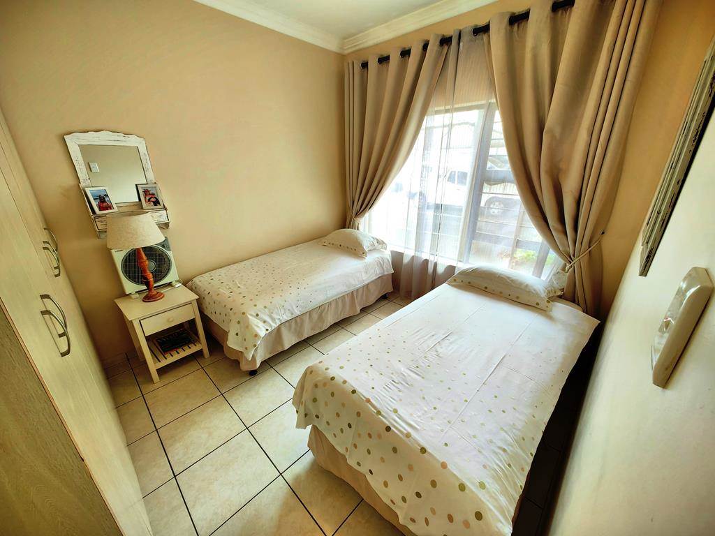 3 Bed Apartment in Uvongo photo number 15
