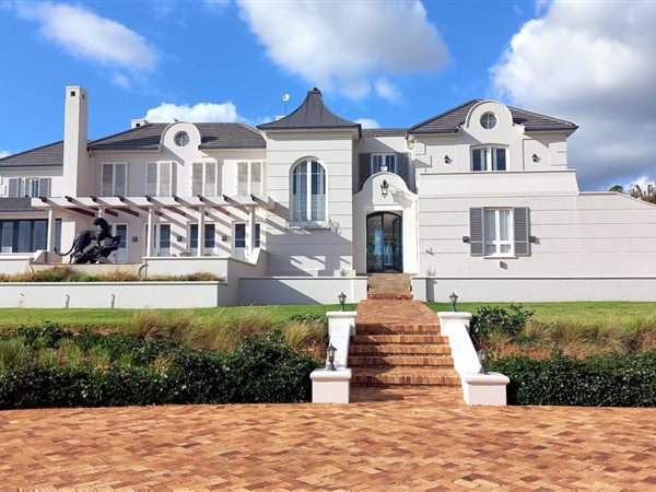 5 Bed House in Somerset West Central