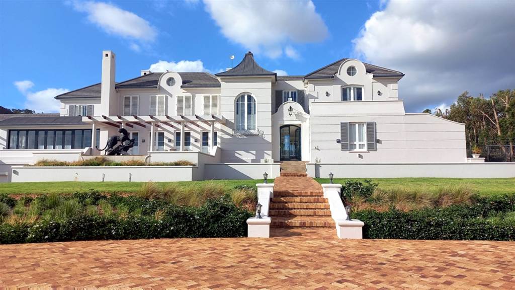 5 Bed House in Somerset West Central photo number 1