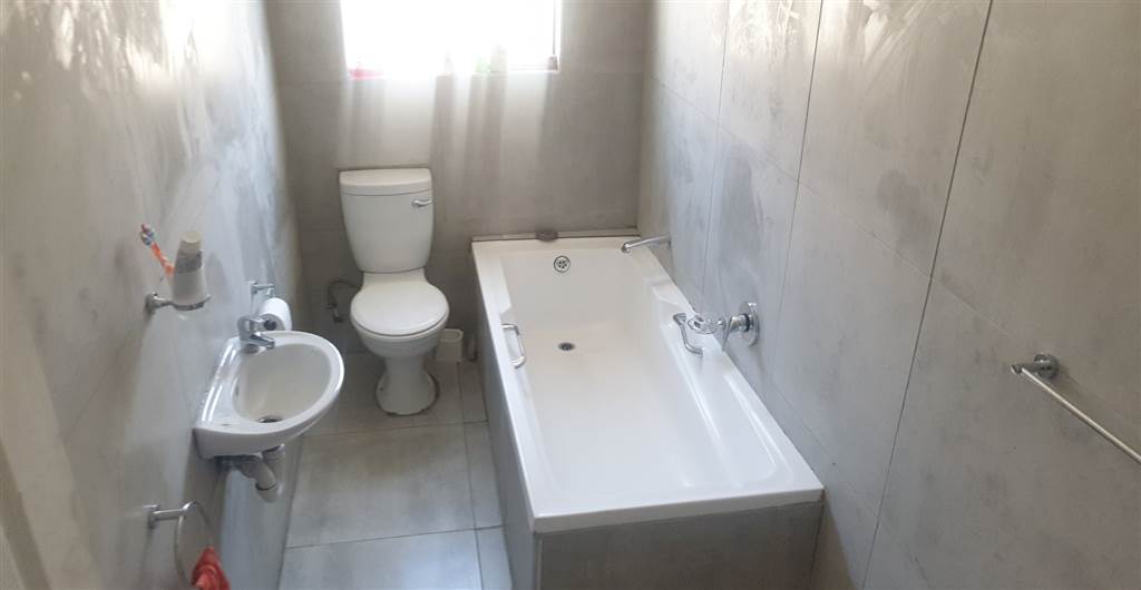3 Bed House in Mfuleni photo number 10