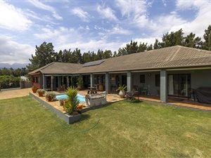 9 766 m² Smallholding in Firlands