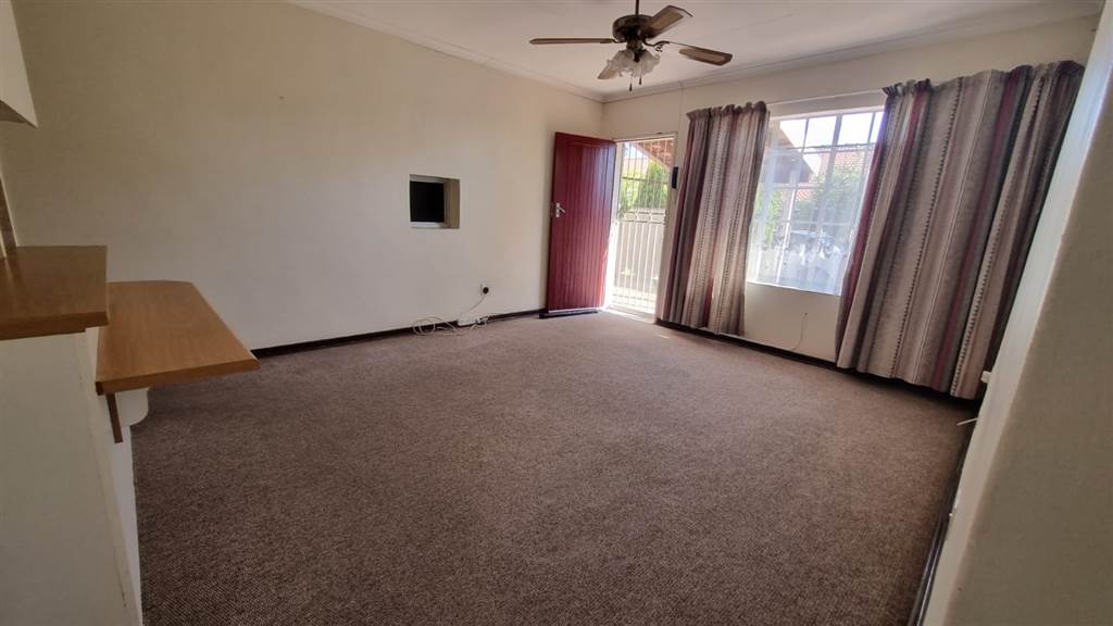 2 Bed Townhouse in Vredefort photo number 6