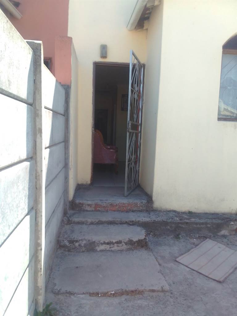 2 Bed House in Nyanga photo number 2