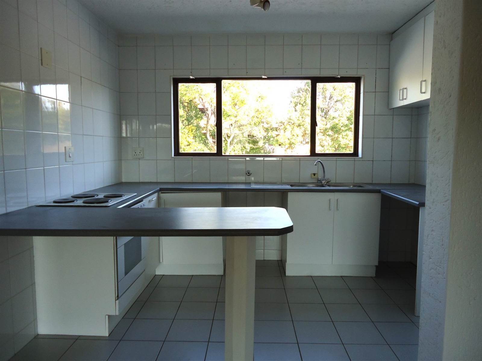2 Bed Townhouse in Waterkloof Ridge photo number 6