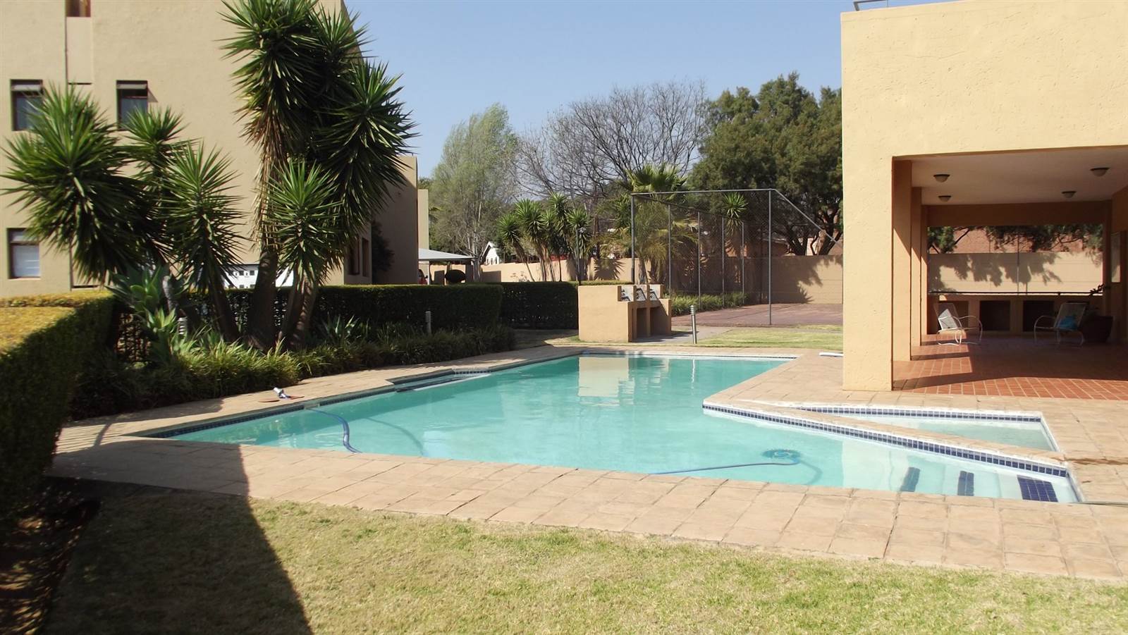 2 Bed Townhouse in Waterkloof Ridge photo number 2