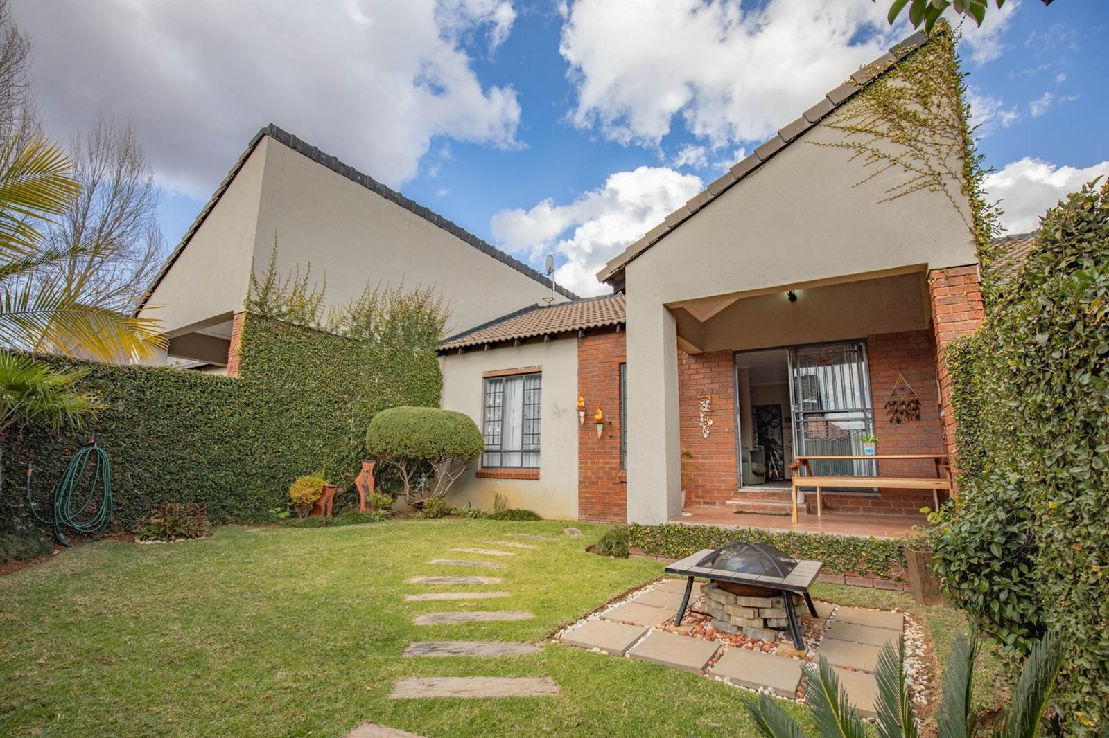 2 Bed Townhouse in Mooikloof Ridge photo number 2