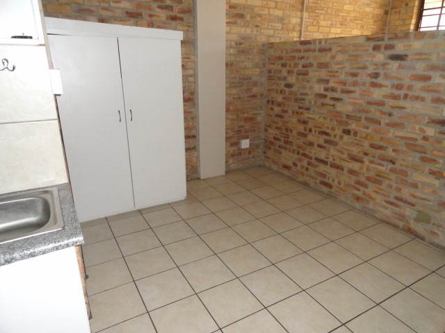 1 Bed Apartment in Troyeville photo number 5
