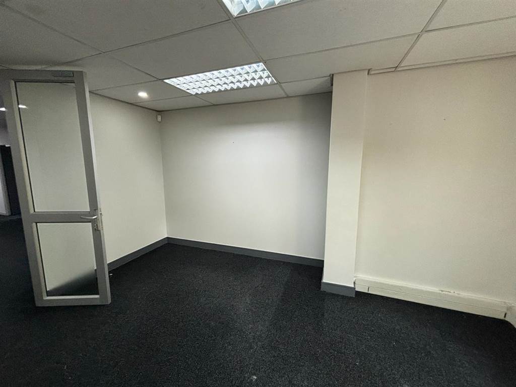 300  m² Commercial space in Dunkeld photo number 17
