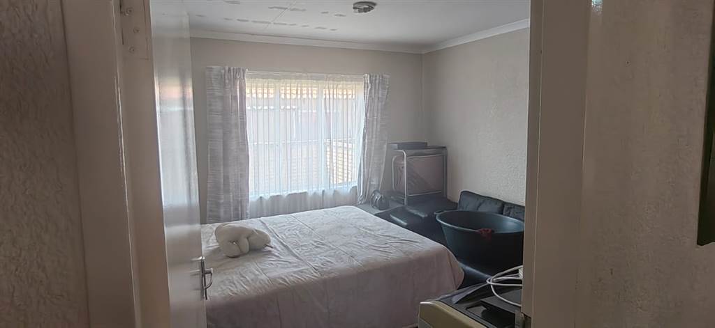 3 Bed Apartment in Waterkloof photo number 6