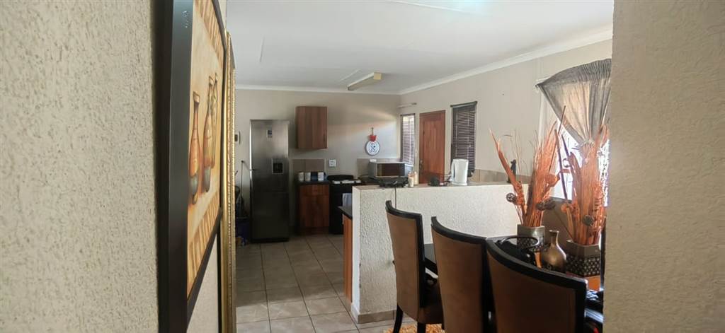 3 Bed Apartment in Waterkloof photo number 5