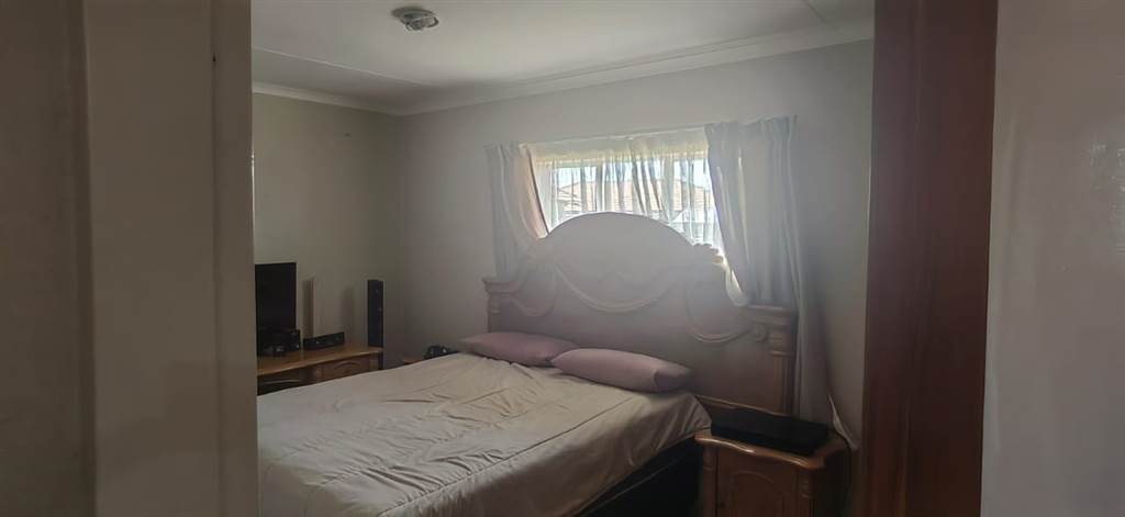 3 Bed Apartment in Waterkloof photo number 7