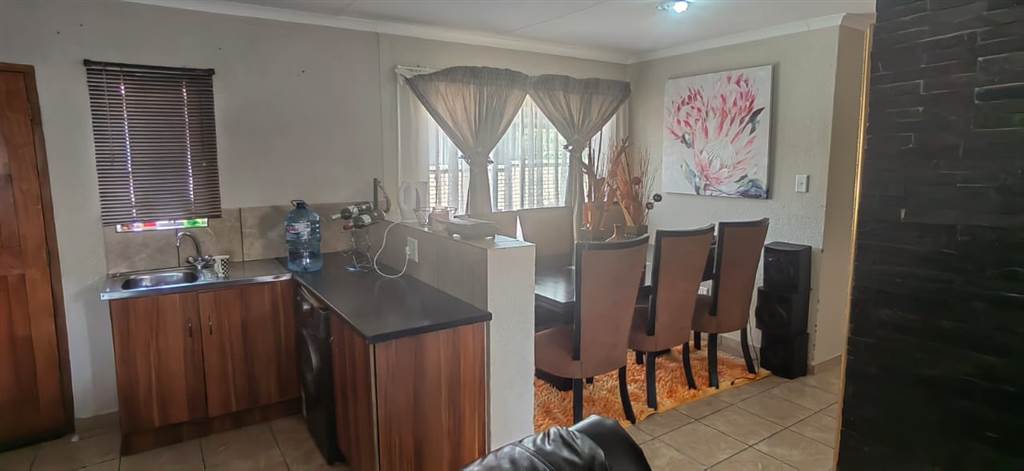 3 Bed Apartment in Waterkloof photo number 4