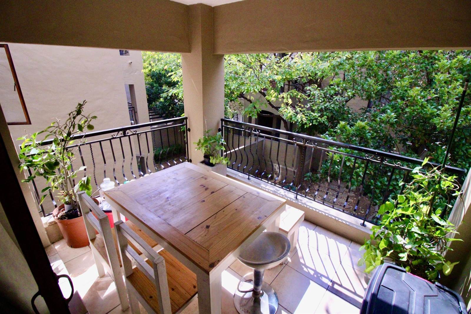 1 Bed Apartment in Lonehill photo number 1