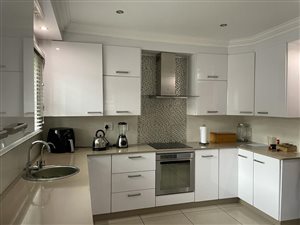 4 Bed House in Aerorand