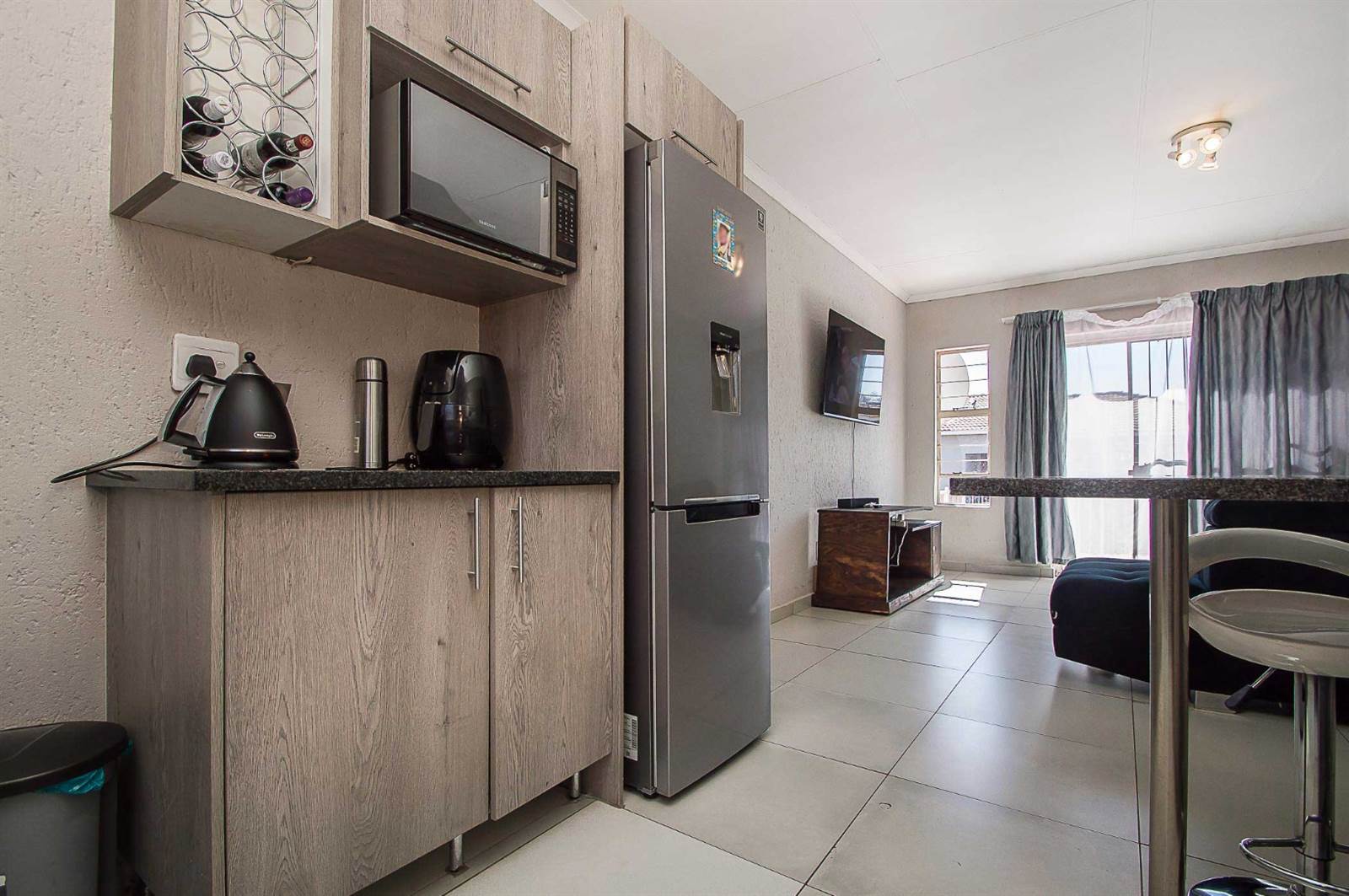 2 Bed Apartment in Grobler Park photo number 11