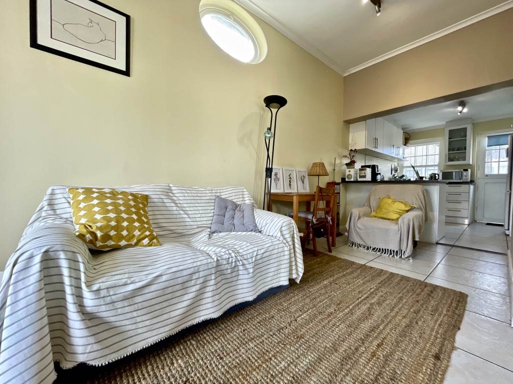 2 Bed Apartment in Rosebank photo number 1
