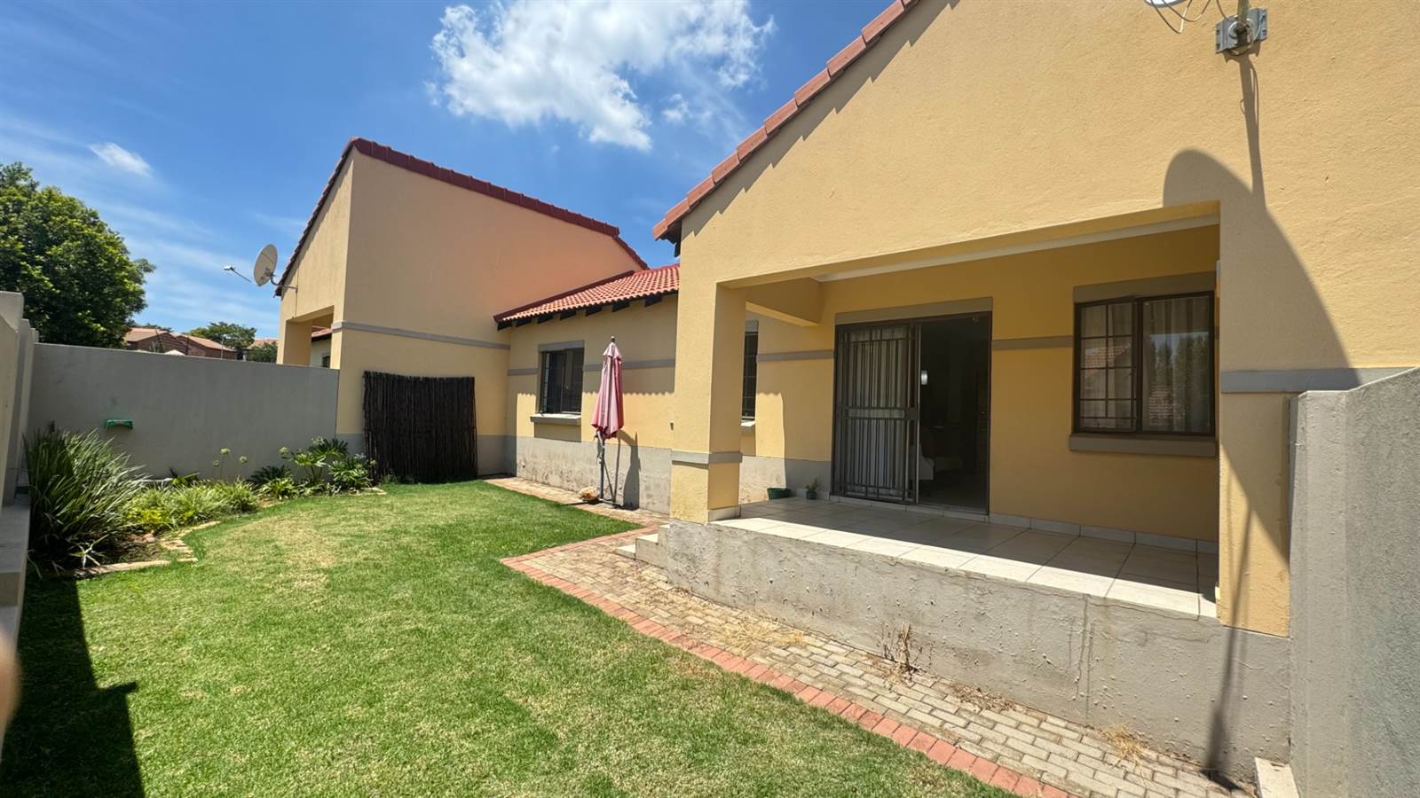 2 Bed Townhouse in Mooikloof Ridge photo number 16