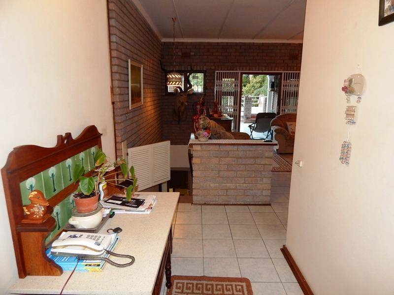 5 Bed House in Umtentweni photo number 8