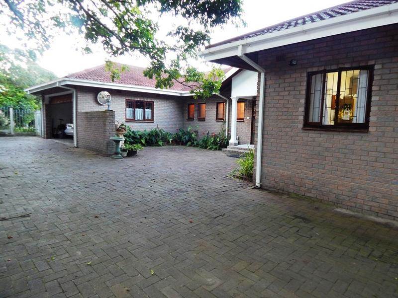 5 Bed House in Umtentweni photo number 3