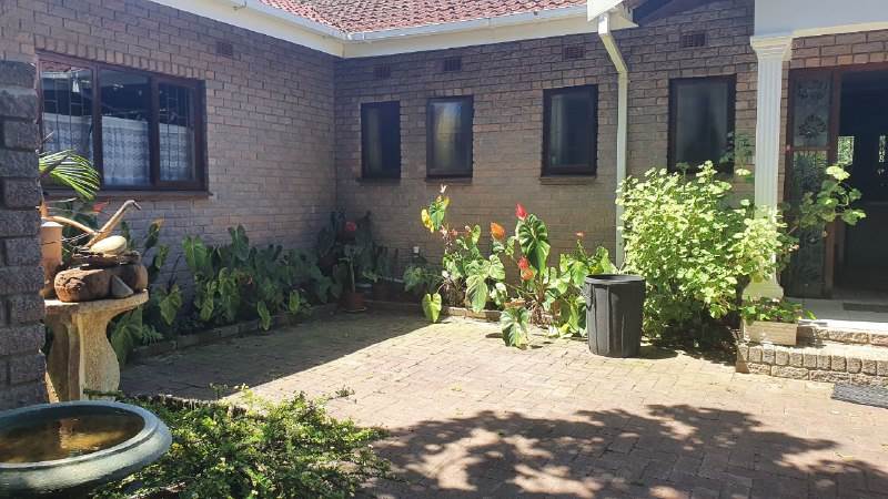 5 Bed House in Umtentweni photo number 4